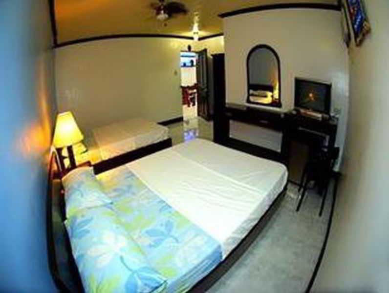 Nikkos Place Travellers Inn Manoc-Manoc Exterior photo